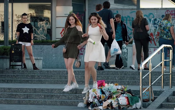 Полезный опыт: В Киеве "живая" куча мусора гонялась за мусорящими людьми