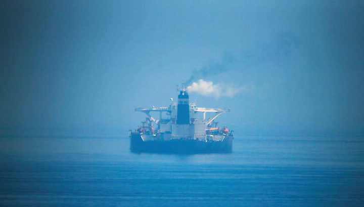 Атакованный иранский танкер истекает нефтью и загрязняет Красное море