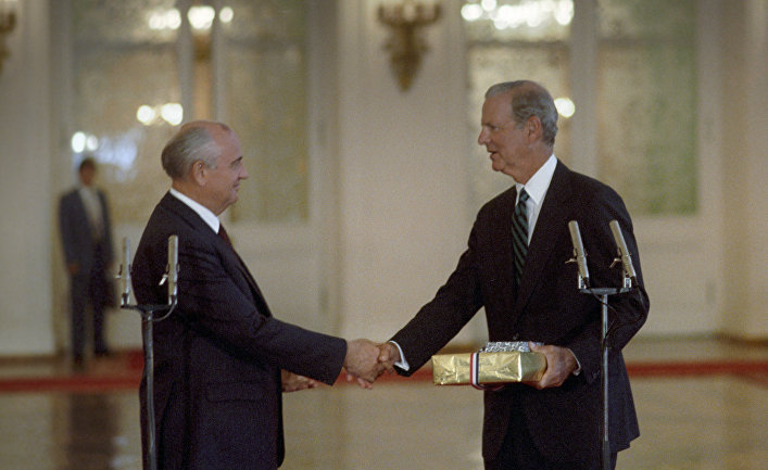 Горбачев сдал США территории СССР в Беринговом море: что теперь делать?
