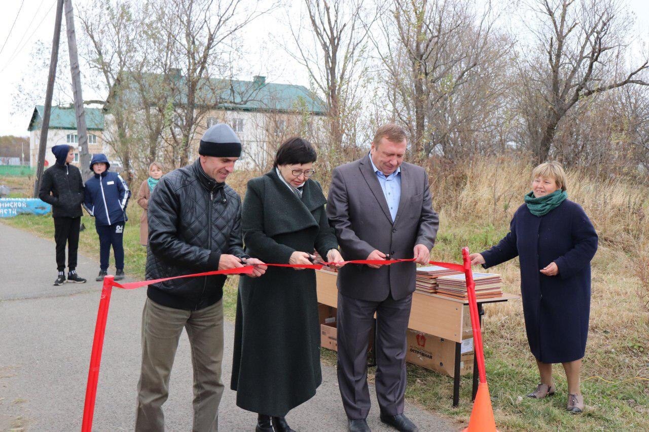 В селе Новом Сахалинской области открыли школьную аллею