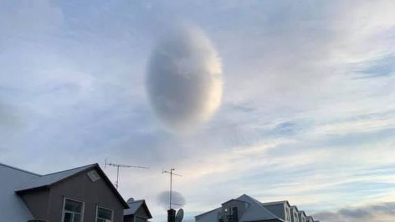 Над Исландией зависло огромное облако в виде яйца