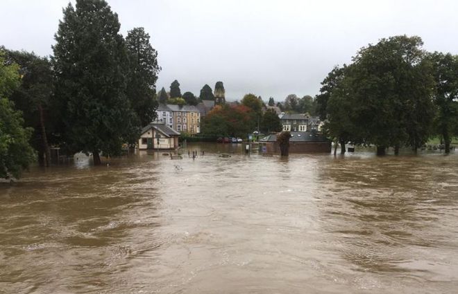 Великобританию заполонили наводнения, сотни людей эвакуированы
