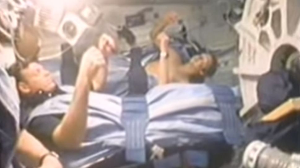 Видео со спящими астронавтами