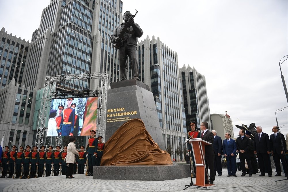 Автор памятника Калашникову ответил на грубую критику Макаревича