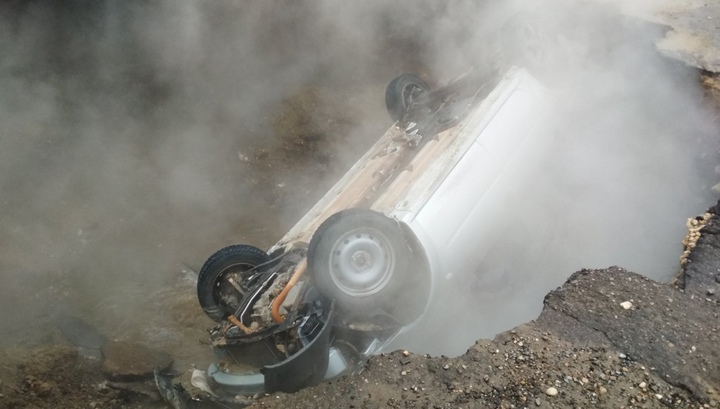 Момент падения машины в яму с кипятком в Пензе попал на видео