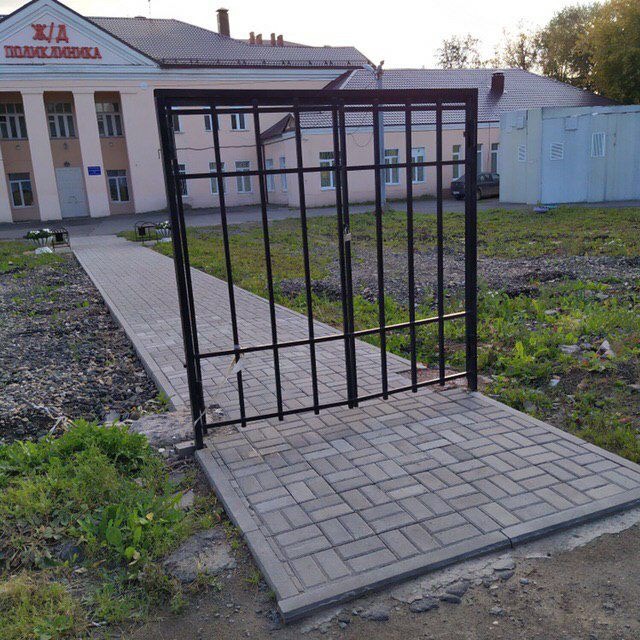 В Череповце установили ворота, но забор власти не согласовали.