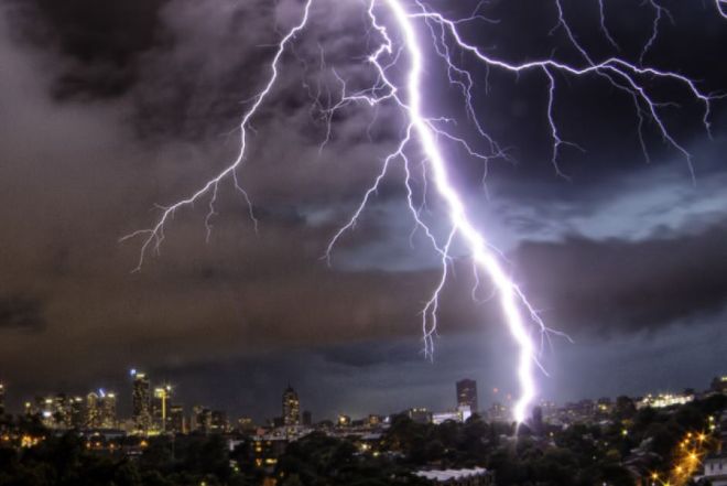Сильная гроза обрушилась на Сидней, 20 тыс. домов остались без электричества