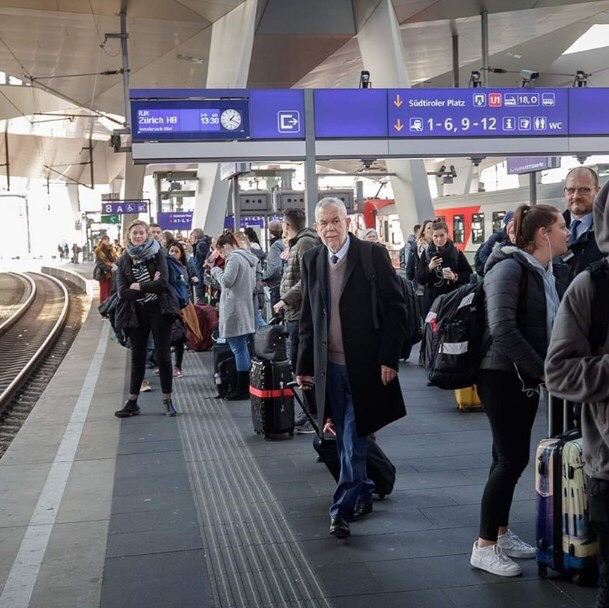 Президент Австрии Александр Ван дер Беллен был замечен на перроне вокзала в Мерано