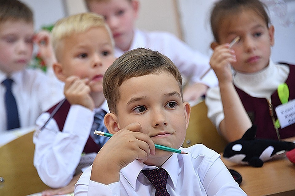 Путин подписал закон о зачислении сестер и братьев в одну школу и детсад