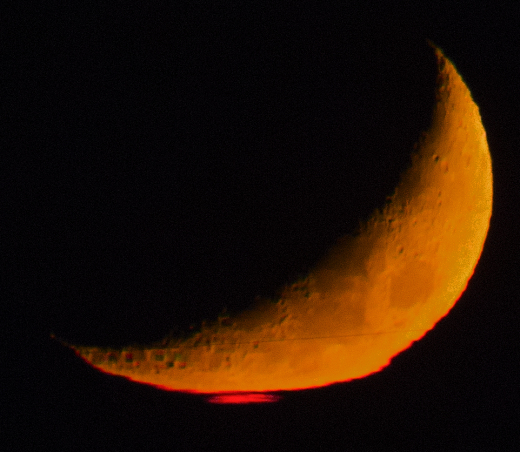 Красная вспышка на Луне: фото редкого явления