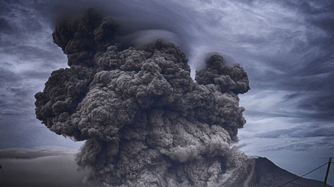 В Новой Зеландии произошел смертоносный взрыв вулкана: кадры с места трагедии