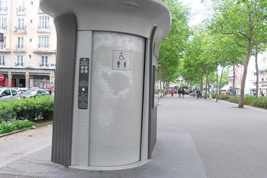 Умный туалет во Франции высушил и вымыл туриста, после чего отказался его выпускать
