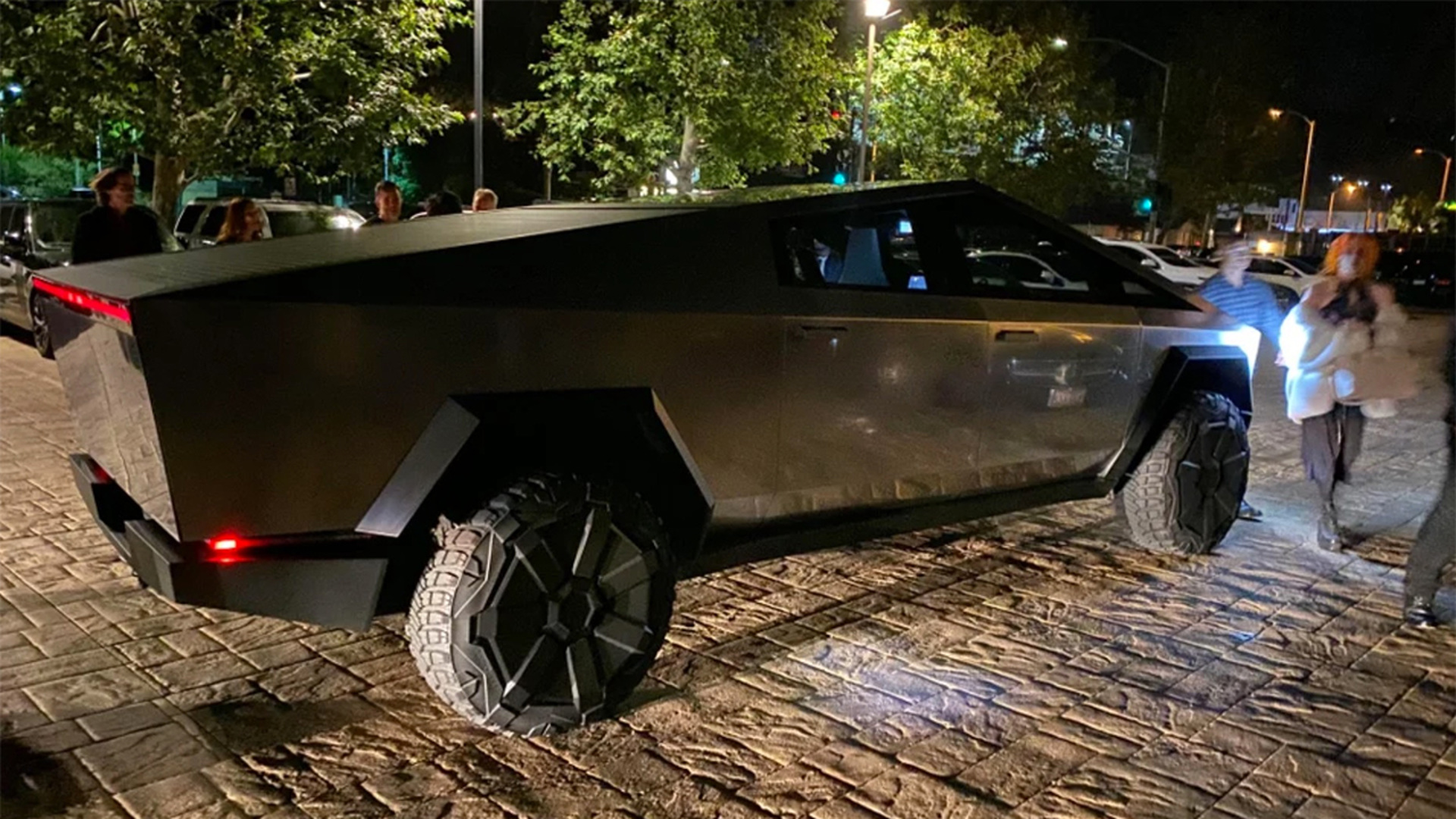 На минувших выходных Илона Маска заметили за рулем электропикапа Cybertruck на улицах Лос-Анджелеса