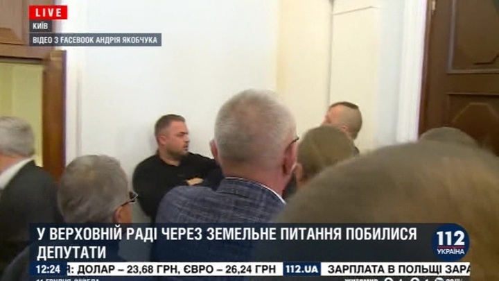 Украинские депутаты вновь устроили драку в Раде
