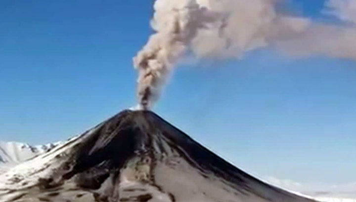 Вулкан Шивелуч выбросил столб пепла высотой почти 12 километров