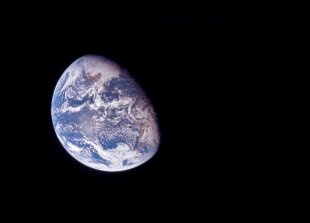 Астрономы выложили в сеть видео, на котором непонятная тень падает на нашу планету