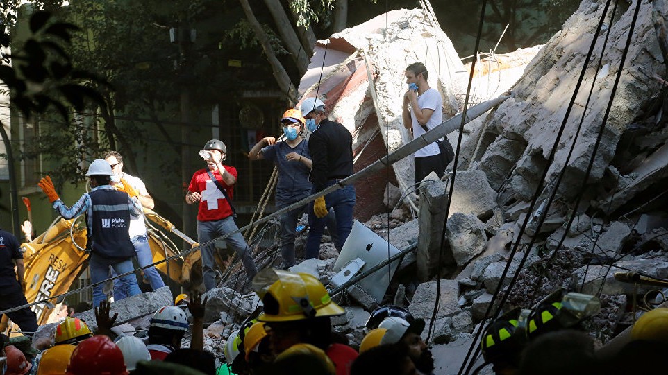 Страшные последствия землетрясения в Мексике: в разрушенном здании школы погибли дети