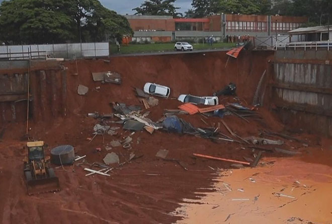 Гигантский провал поглотил 4 автомобиля в столице Бразилии