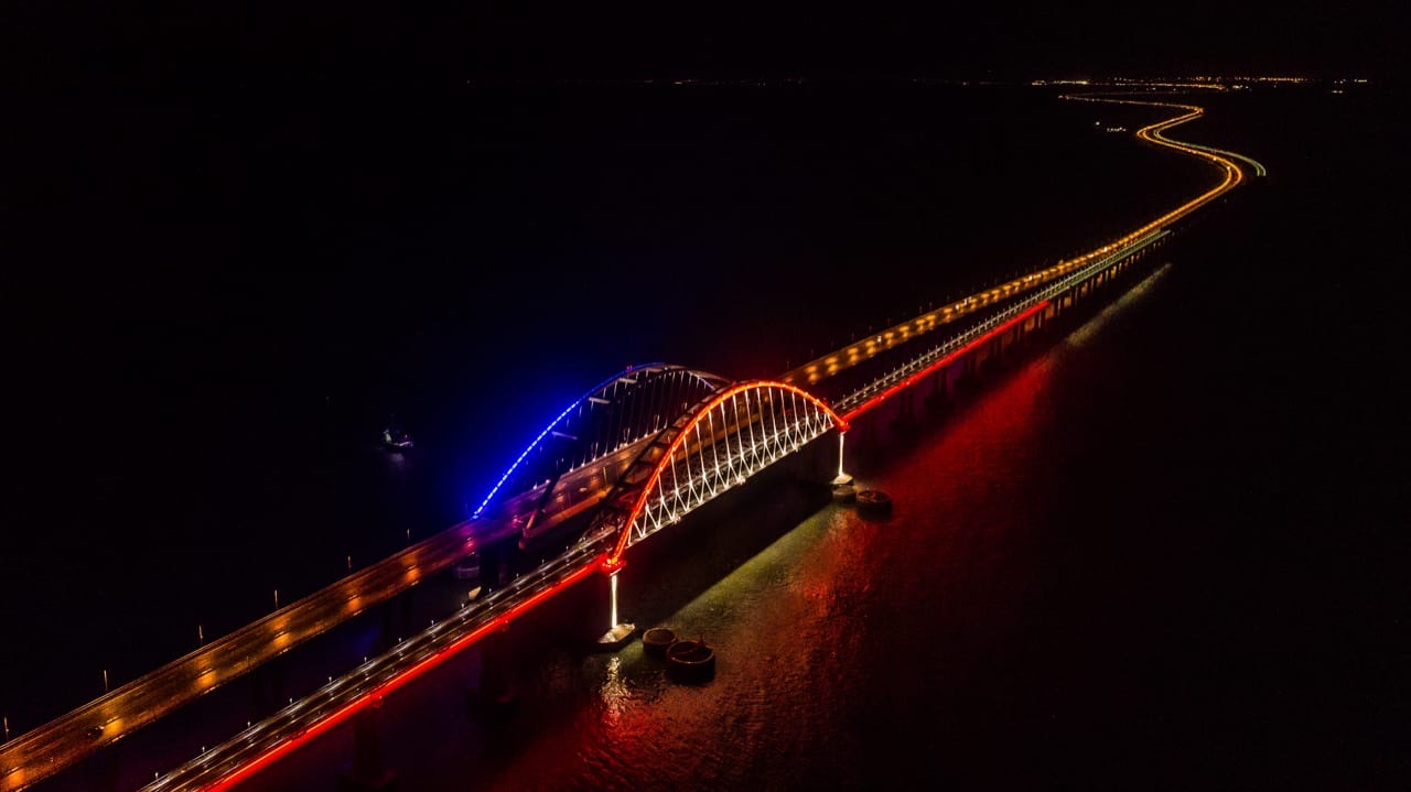 В ночь на 15 декабря прошло тестирование подсветки Крымского моста.