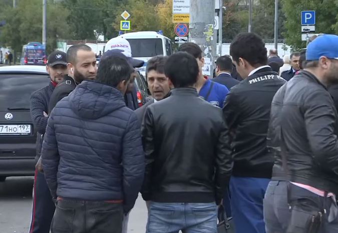 Мигранты снова вышли помериться силами с ОМОНом к ТЦ «Москва»