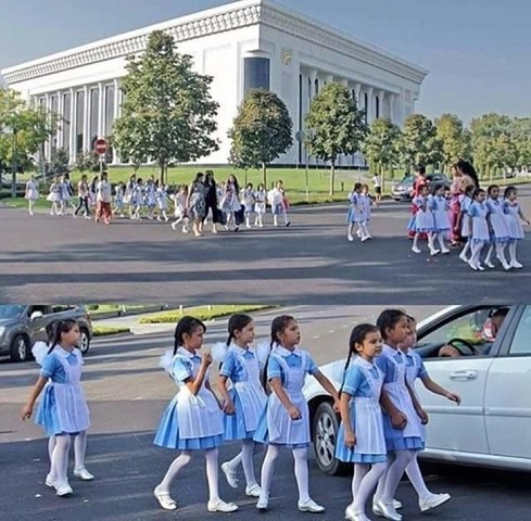 В Узбекистане начиная с этого года ввели единую школьную форму. Приятно смотреть.
