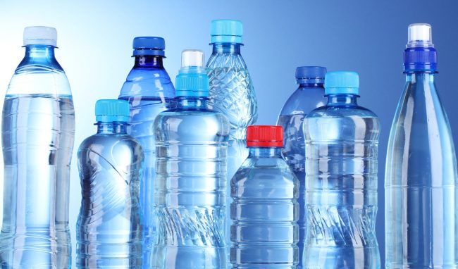 Вместе с питьевой водой мы потребляем и пластик