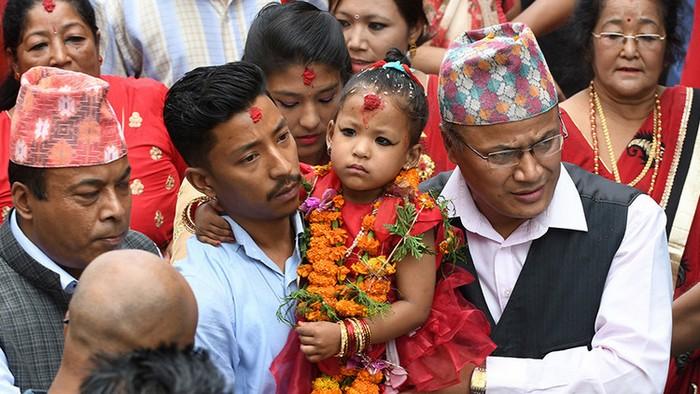 В Непале живет 3-летняя богиня, которая никогда не коснется земли ФОТО