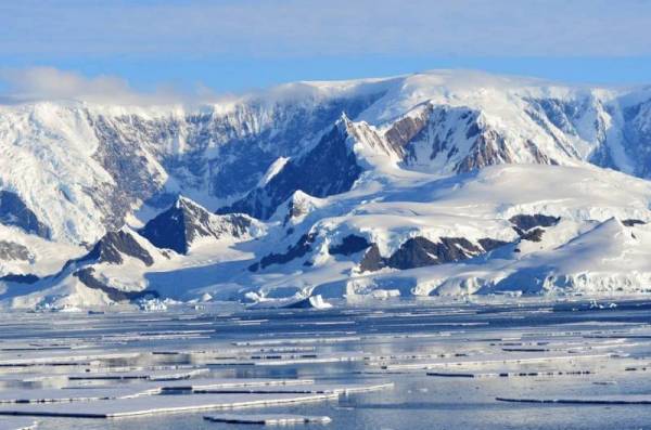 В Антарктиде обнаружен 12-этажный НЛО (видео)