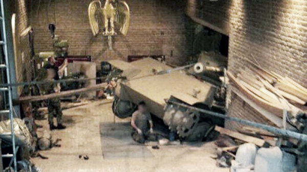 На всякий случай: Как немецкий дедушка хранил танк "Пантера" у себя в подвале.