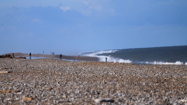 Страшная волна-цунами падает на пляж в Северном Норфолке, Великобритания, но никто ее на самом деле не видит!