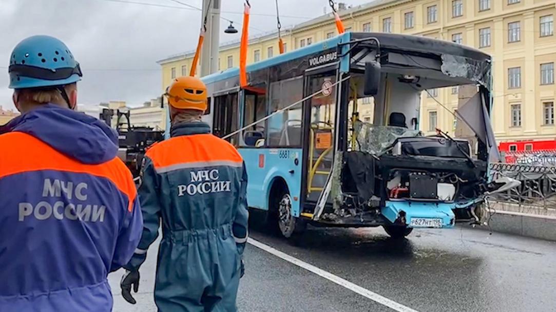 Видео из автобуса, упавшего в реку Мойку в Петербурге