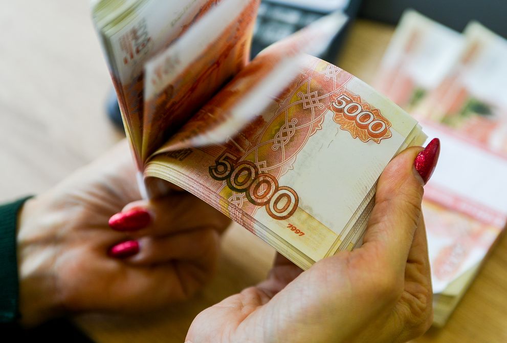 Около половины людей в мире довольны своей зарплатой, в России таких 38%